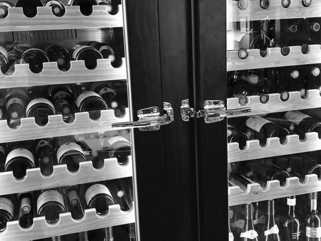 Café de la Paix 8 Août 2018: nouvelle cave à vins pour vous servir le vin à bonne température...